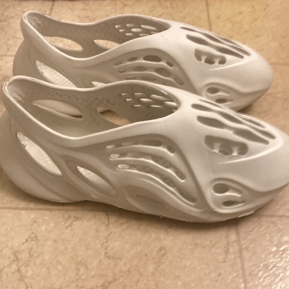 Yeezy Foam Runner - Picture 2 of 7